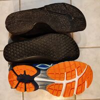 Gegenüberstellung: klassische Laufschuhsohle (unten) und Barfußsohlen mit verschiedenen Profilen, Beschaffenheiten und Materialien
